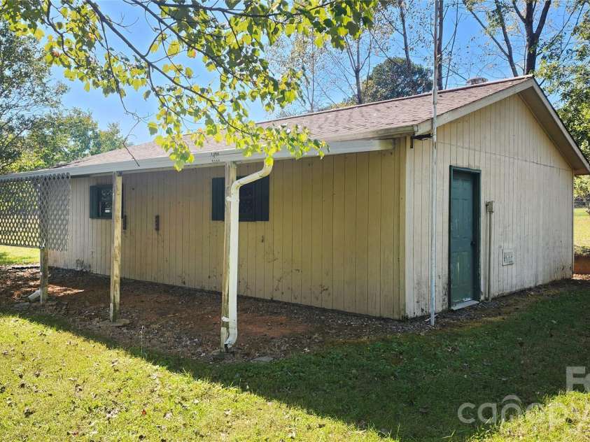 7320 Old Laurel Road, Hickory, NC 28168.  MLS# CAR4429570, YatesRealty ID 57134. Pottery Studio front entrance
