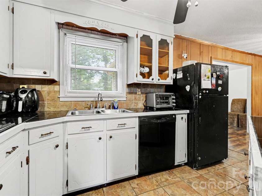393 Carson Drive, Gastonia, NC 28052.  MLS# CAR4432402, YatesRealty ID 57135. 