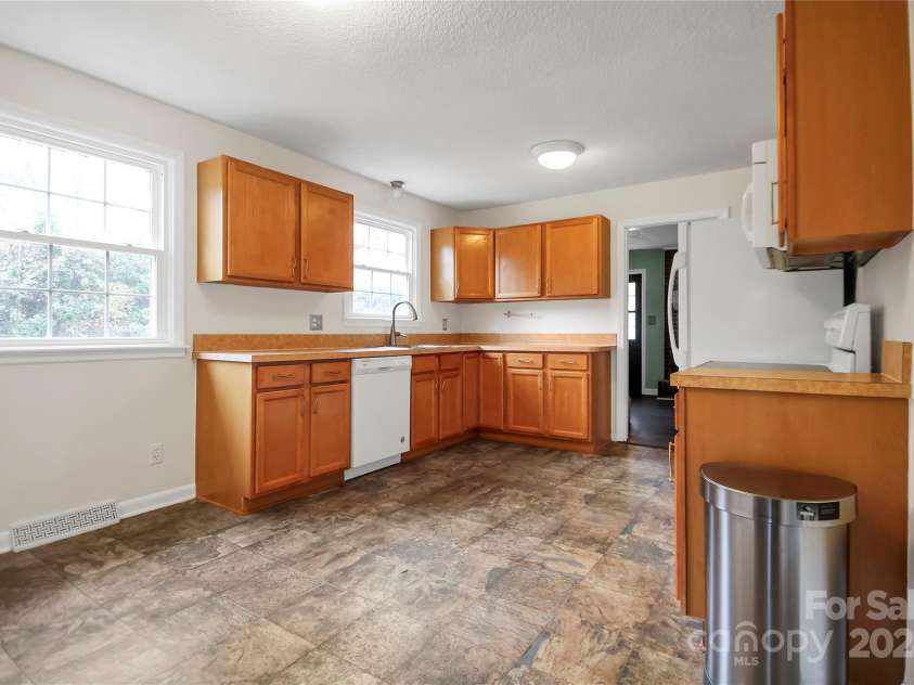 1330 Crestview Drive, Shelby, NC 28150.  MLS# CAR4206206, YatesRealty ID 5714. 