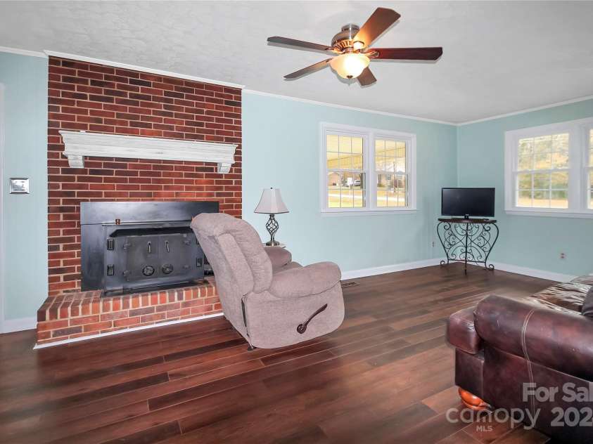 1330 Crestview Drive, Shelby, NC 28150.  MLS# CAR4206206, YatesRealty ID 5714. 