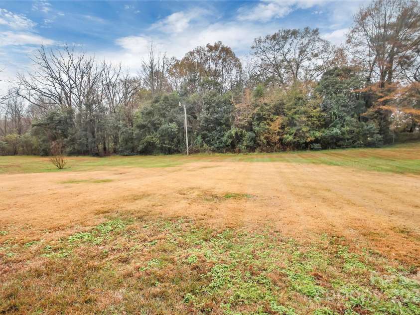 1330 Crestview Drive, Shelby, NC 28150.  MLS# CAR4206206, YatesRealty ID 5714. 