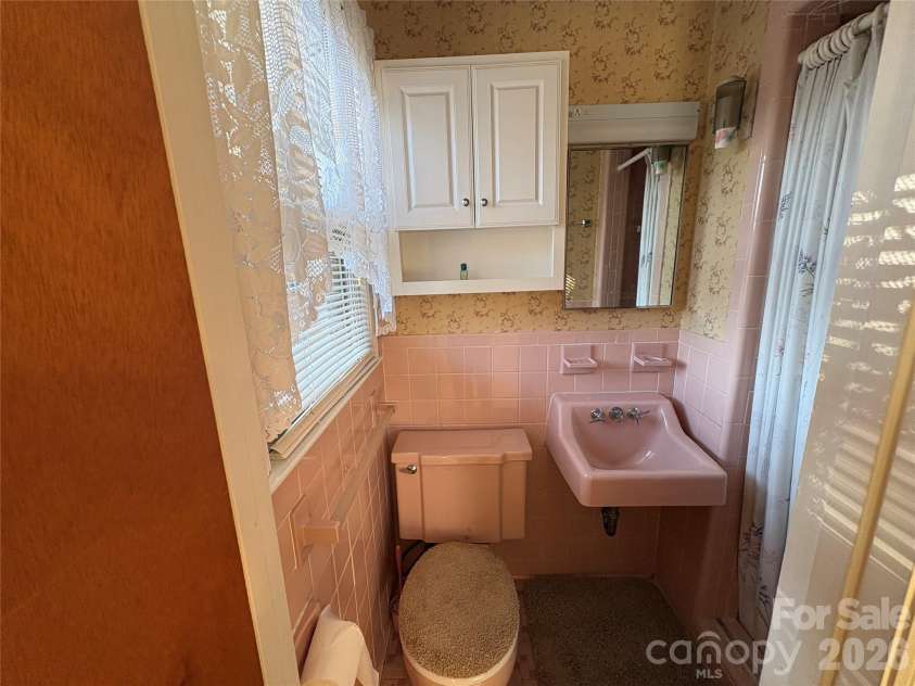 94 Tulip Avenue, Concord, NC 28025.  MLS# CAR4435284, YatesRealty ID 57141. Primary bathroom