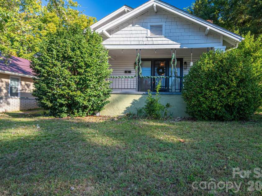 407 3rd Avenue, Hickory, NC 28602.  MLS# CAR4435465, YatesRealty ID 57147. 