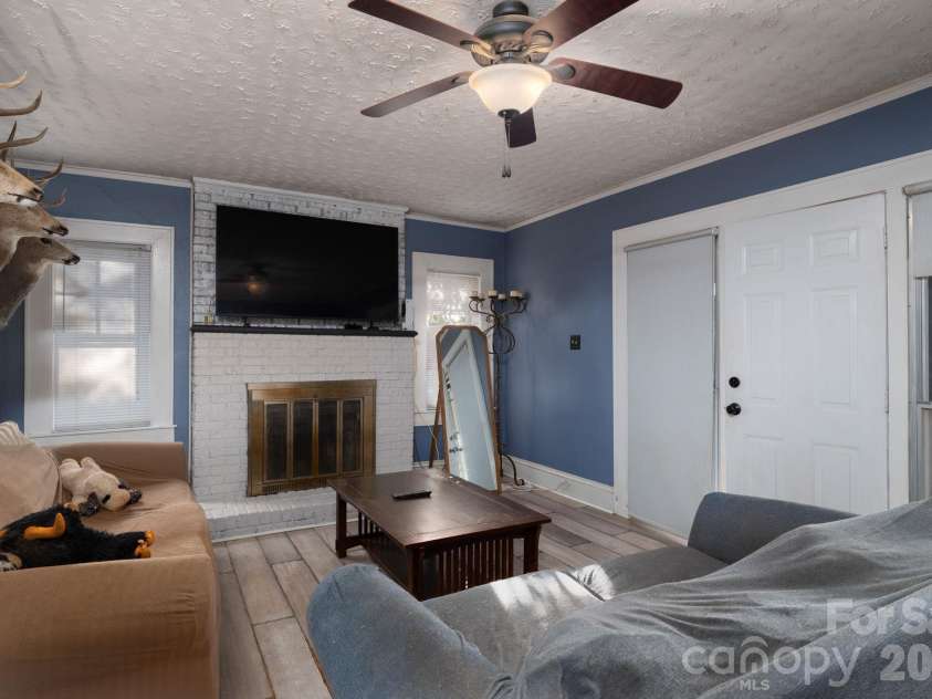 407 3rd Avenue, Hickory, NC 28602.  MLS# CAR4435465, YatesRealty ID 57147. 