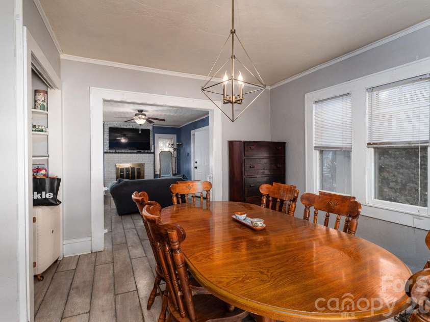407 3rd Avenue, Hickory, NC 28602.  MLS# CAR4435465, YatesRealty ID 57147. 