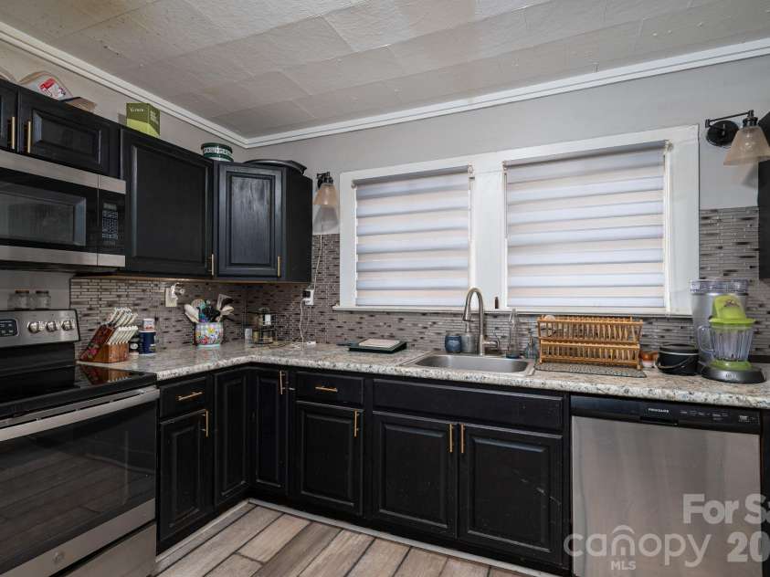 407 3rd Avenue, Hickory, NC 28602.  MLS# CAR4435465, YatesRealty ID 57147. 