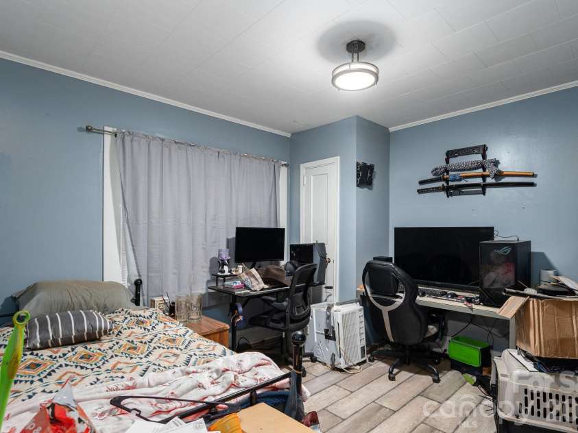 407 3rd Avenue, Hickory, NC 28602.  MLS# CAR4435465, YatesRealty ID 57147. 