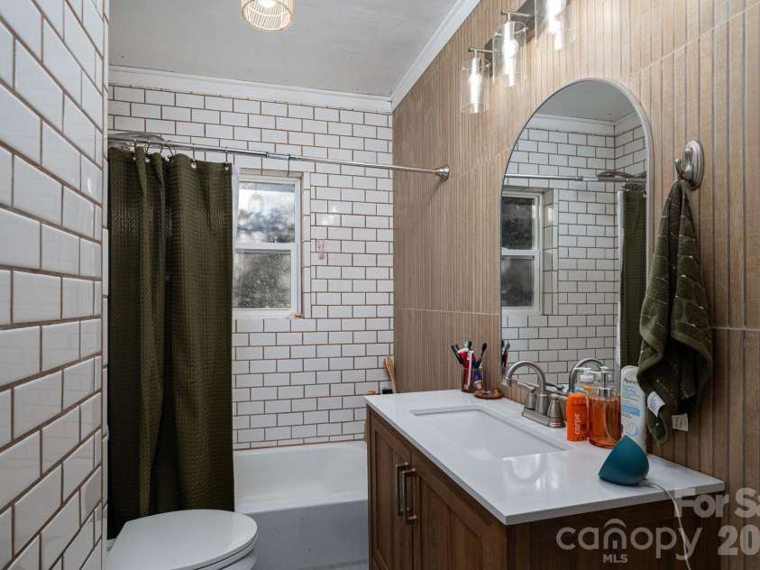 407 3rd Avenue, Hickory, NC 28602.  MLS# CAR4435465, YatesRealty ID 57147. 