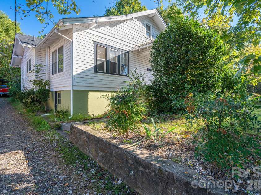 407 3rd Avenue, Hickory, NC 28602.  MLS# CAR4435465, YatesRealty ID 57147. 