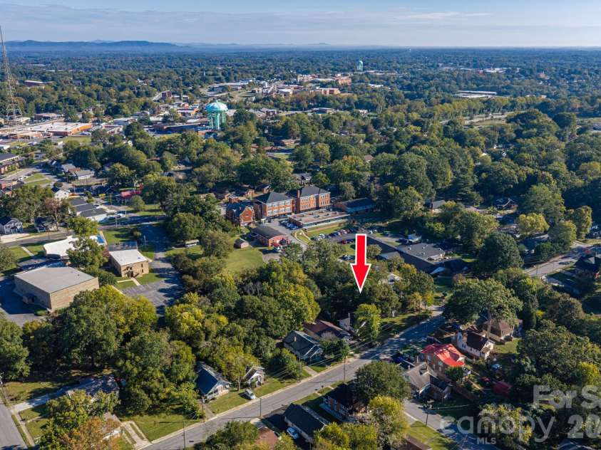 407 3rd Avenue, Hickory, NC 28602.  MLS# CAR4435465, YatesRealty ID 57147. 