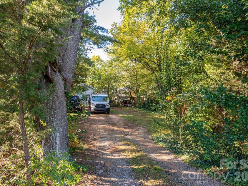 407 3rd Avenue, Hickory, NC 28602.  MLS# CAR4435465, YatesRealty ID 57147. Driveway