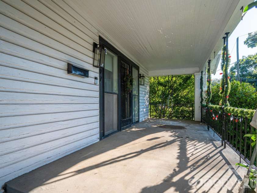 407 3rd Avenue, Hickory, NC 28602.  MLS# CAR4435465, YatesRealty ID 57147. Large front porch