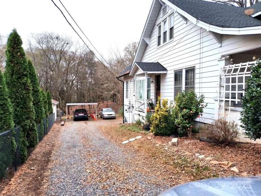 623 4th Avenue, Hickory, NC 28602.  MLS# CAR4327515, YatesRealty ID 5715. 