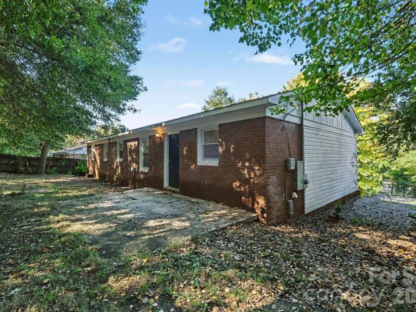 306 Hubbard Street, Lincolnton, NC 28092.  MLS# CAR4435443, YatesRealty ID 57150. 