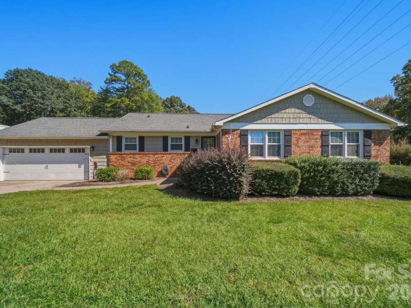 3152 Erskine Drive, Gastonia, NC 28054.  MLS# CAR4435462, YatesRealty ID 57152. 