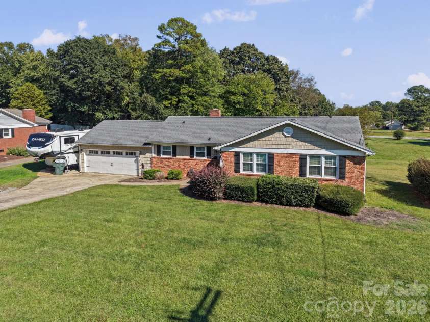 3152 Erskine Drive, Gastonia, NC 28054.  MLS# CAR4435462, YatesRealty ID 57152. 