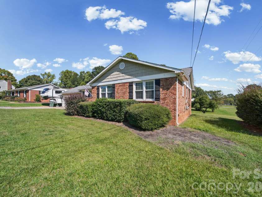 3152 Erskine Drive, Gastonia, NC 28054.  MLS# CAR4435462, YatesRealty ID 57152. 
