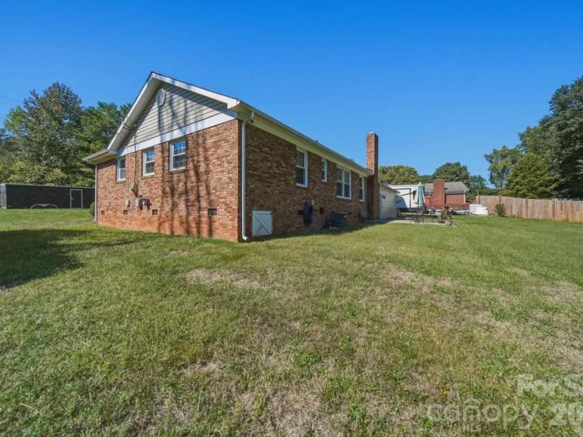 3152 Erskine Drive, Gastonia, NC 28054.  MLS# CAR4435462, YatesRealty ID 57152. 