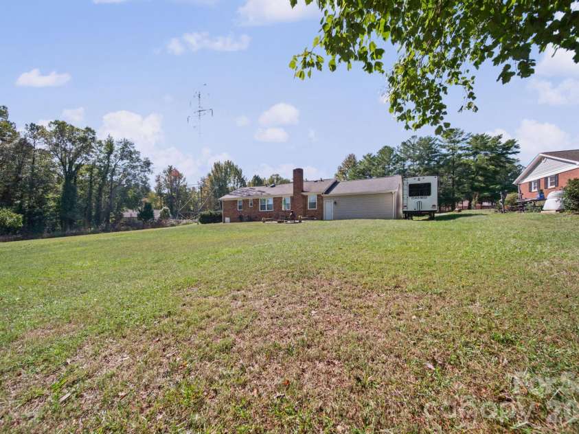 3152 Erskine Drive, Gastonia, NC 28054.  MLS# CAR4435462, YatesRealty ID 57152. 
