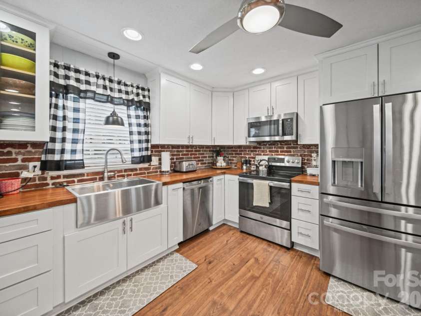 3152 Erskine Drive, Gastonia, NC 28054.  MLS# CAR4435462, YatesRealty ID 57152. 