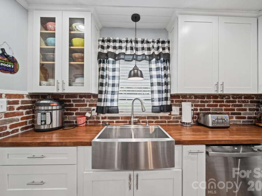 3152 Erskine Drive, Gastonia, NC 28054.  MLS# CAR4435462, YatesRealty ID 57152. 
