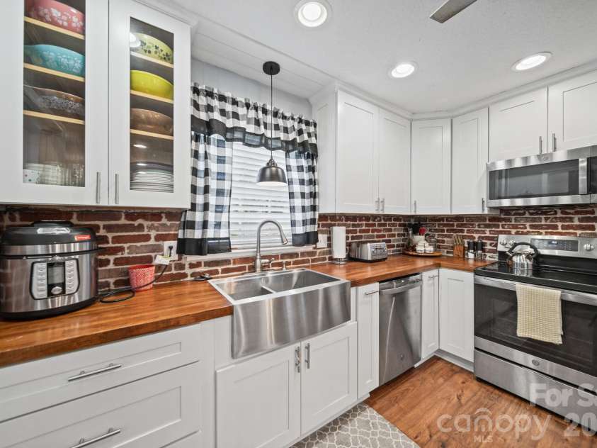 3152 Erskine Drive, Gastonia, NC 28054.  MLS# CAR4435462, YatesRealty ID 57152. 