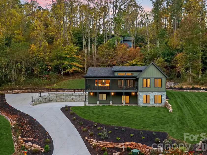 21 Poplar Run Circle, Asheville, NC 28804.  MLS# CAR4434174, YatesRealty ID 57153. 