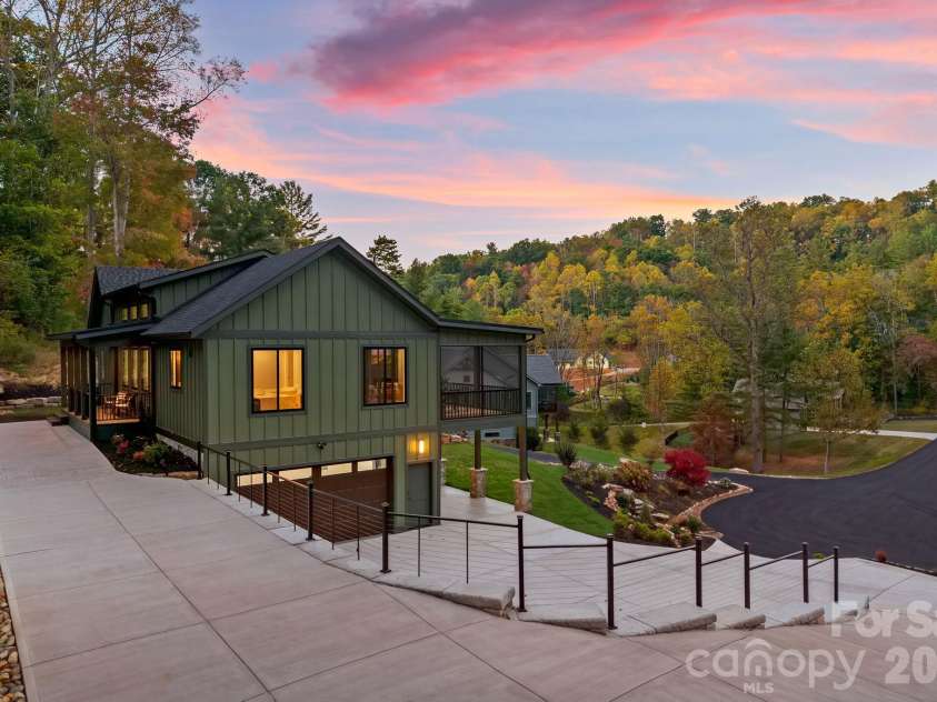 21 Poplar Run Circle, Asheville, NC 28804.  MLS# CAR4434174, YatesRealty ID 57153. 
