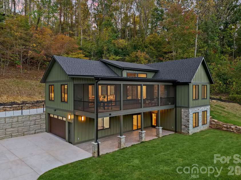 21 Poplar Run Circle, Asheville, NC 28804.  MLS# CAR4434174, YatesRealty ID 57153. 