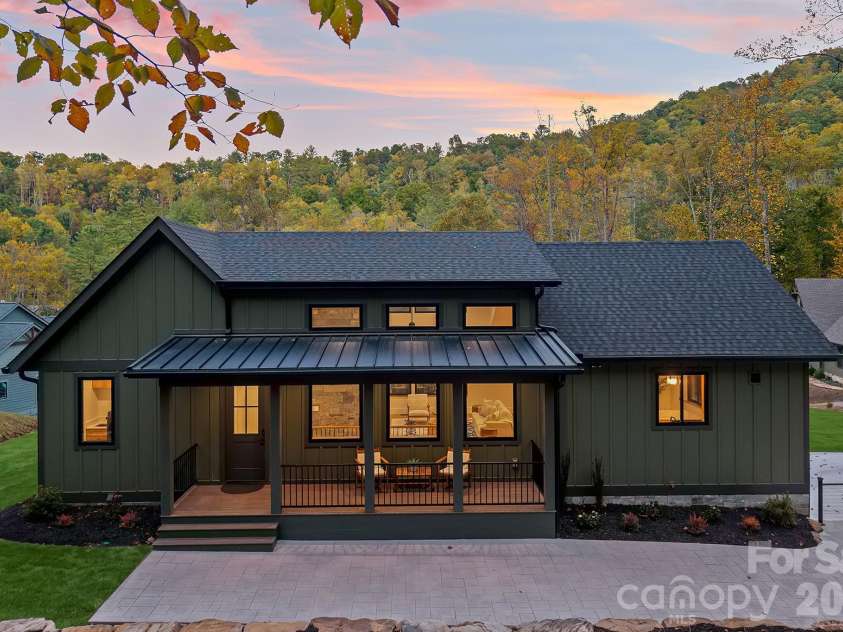 21 Poplar Run Circle, Asheville, NC 28804.  MLS# CAR4434174, YatesRealty ID 57153. 