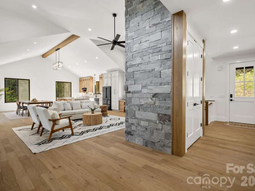 21 Poplar Run Circle, Asheville, NC 28804.  MLS# CAR4434174, YatesRealty ID 57153. 