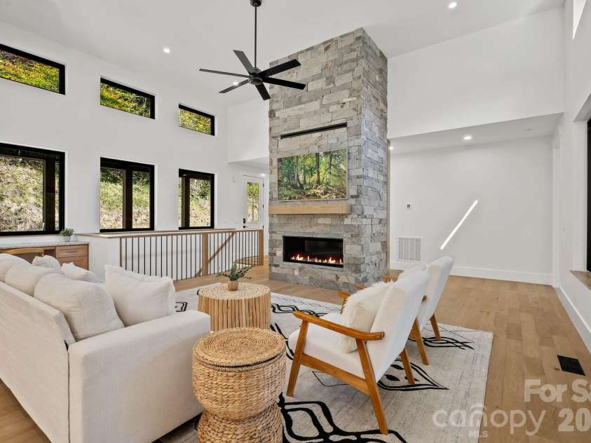 21 Poplar Run Circle, Asheville, NC 28804.  MLS# CAR4434174, YatesRealty ID 57153. 