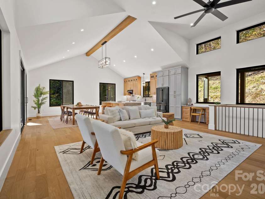 21 Poplar Run Circle, Asheville, NC 28804.  MLS# CAR4434174, YatesRealty ID 57153. 