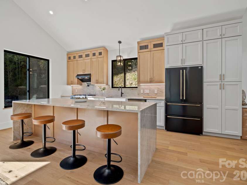 21 Poplar Run Circle, Asheville, NC 28804.  MLS# CAR4434174, YatesRealty ID 57153. 