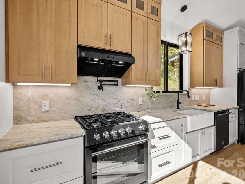 21 Poplar Run Circle, Asheville, NC 28804.  MLS# CAR4434174, YatesRealty ID 57153. 
