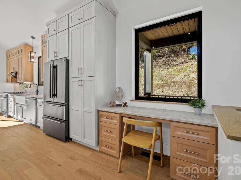 21 Poplar Run Circle, Asheville, NC 28804.  MLS# CAR4434174, YatesRealty ID 57153. 