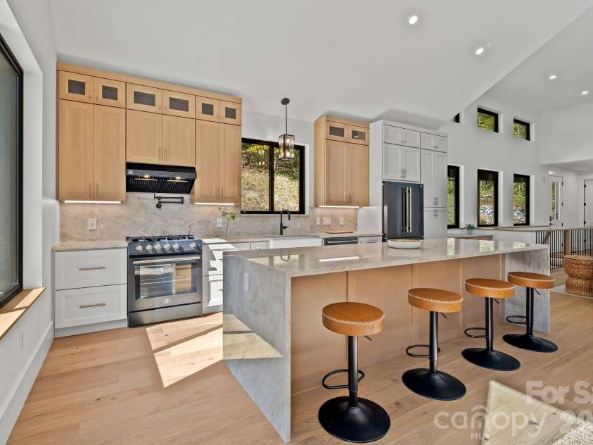 21 Poplar Run Circle, Asheville, NC 28804.  MLS# CAR4434174, YatesRealty ID 57153. 