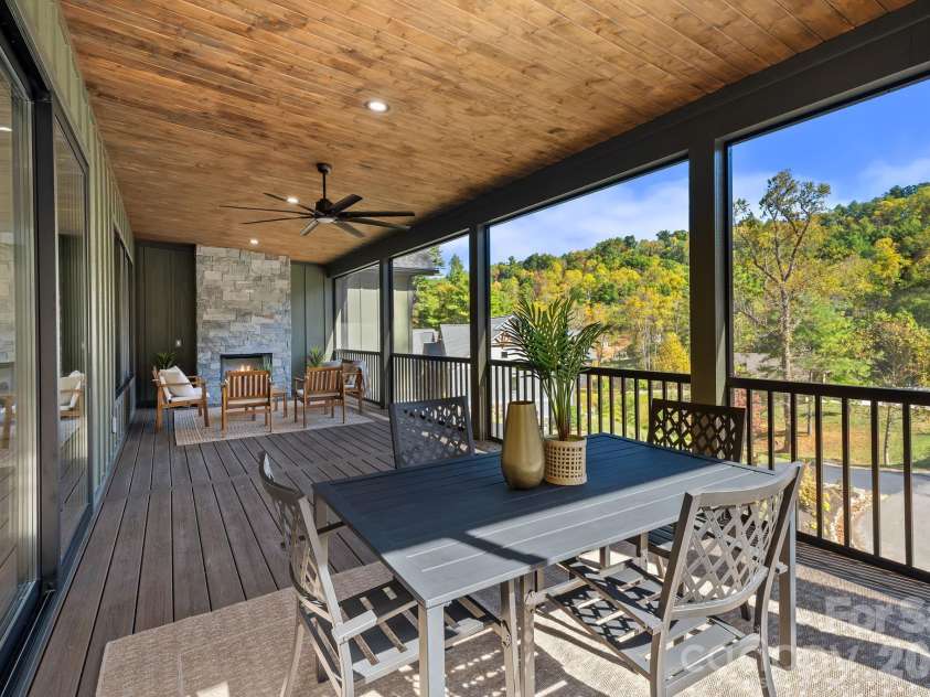 21 Poplar Run Circle, Asheville, NC 28804.  MLS# CAR4434174, YatesRealty ID 57153. 