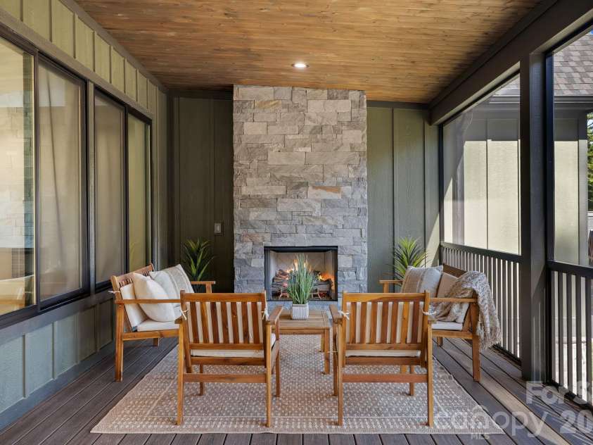 21 Poplar Run Circle, Asheville, NC 28804.  MLS# CAR4434174, YatesRealty ID 57153. 