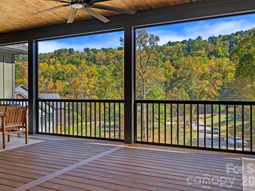 21 Poplar Run Circle, Asheville, NC 28804.  MLS# CAR4434174, YatesRealty ID 57153. 