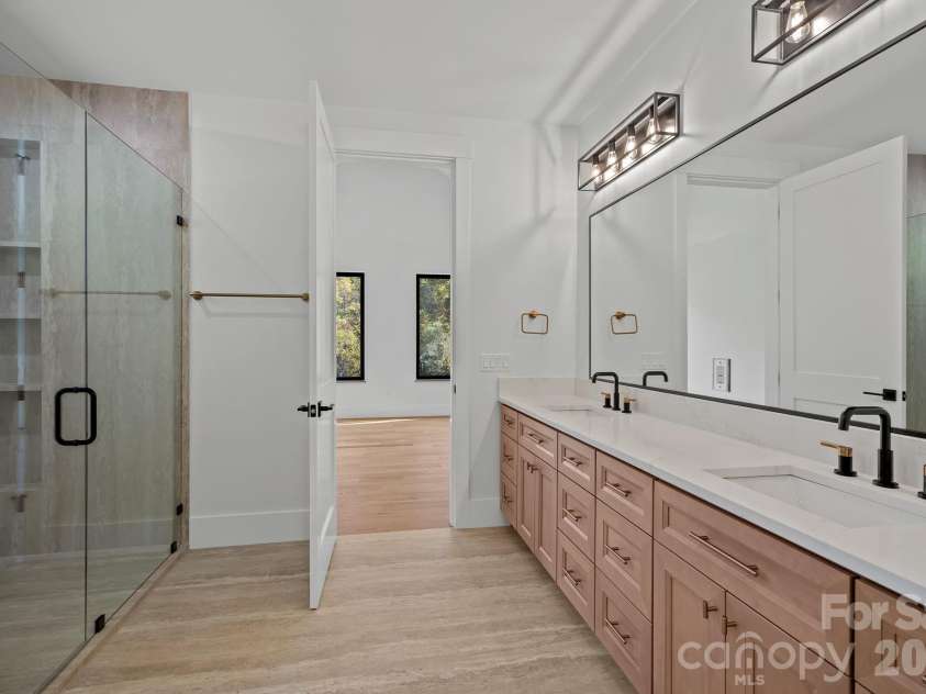 21 Poplar Run Circle, Asheville, NC 28804.  MLS# CAR4434174, YatesRealty ID 57153. 