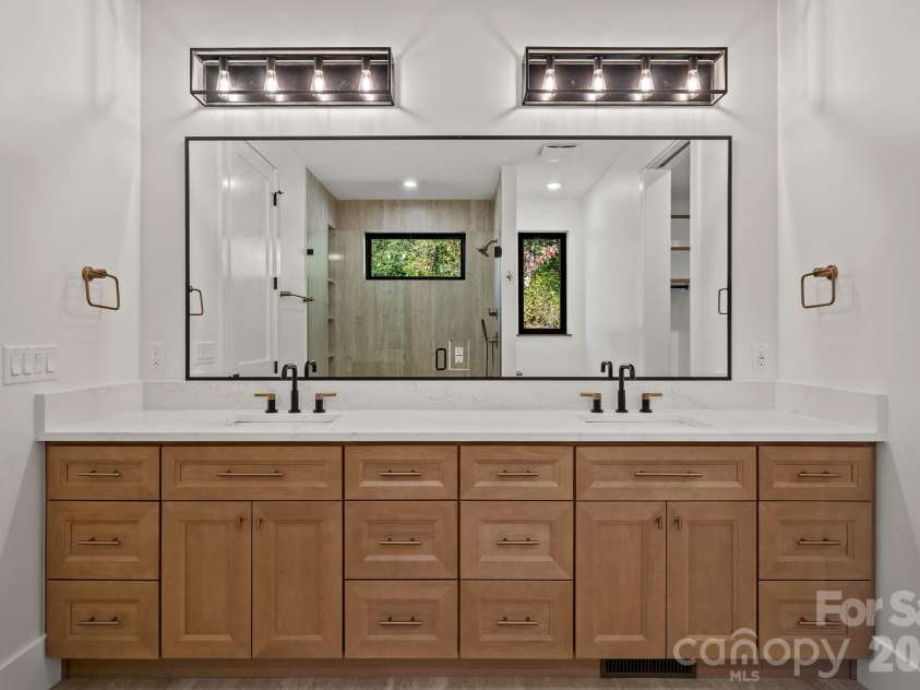 21 Poplar Run Circle, Asheville, NC 28804.  MLS# CAR4434174, YatesRealty ID 57153. 