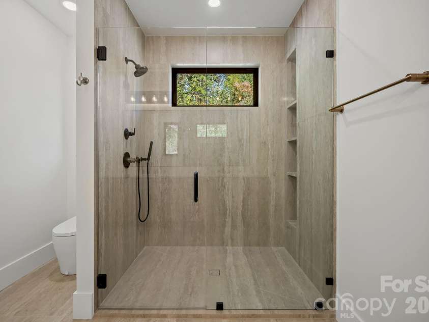 21 Poplar Run Circle, Asheville, NC 28804.  MLS# CAR4434174, YatesRealty ID 57153. 