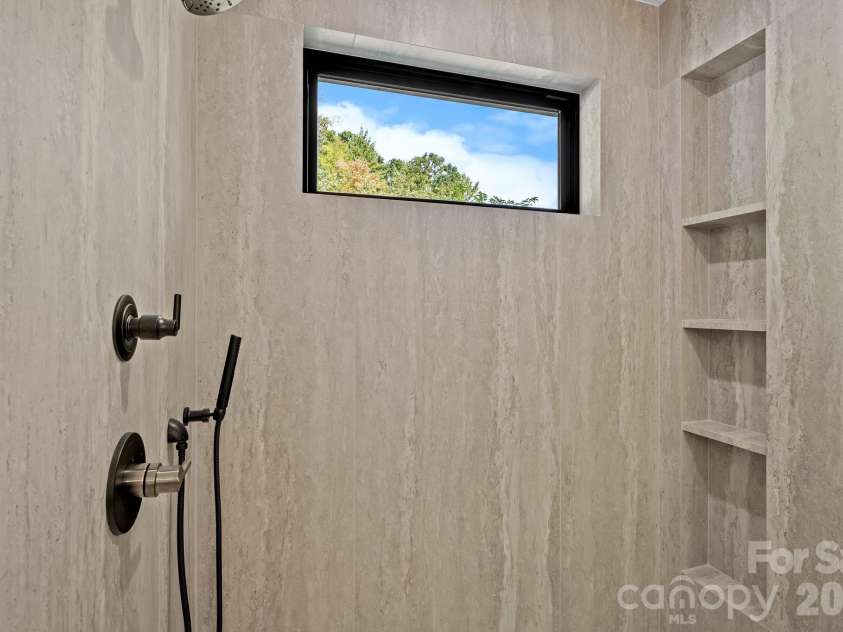 21 Poplar Run Circle, Asheville, NC 28804.  MLS# CAR4434174, YatesRealty ID 57153. 