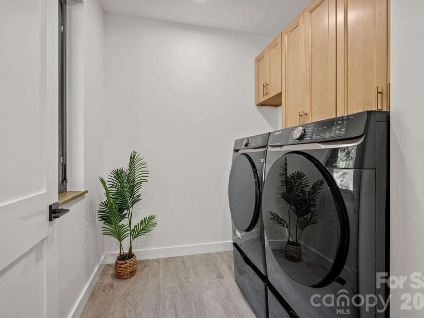 21 Poplar Run Circle, Asheville, NC 28804.  MLS# CAR4434174, YatesRealty ID 57153. 