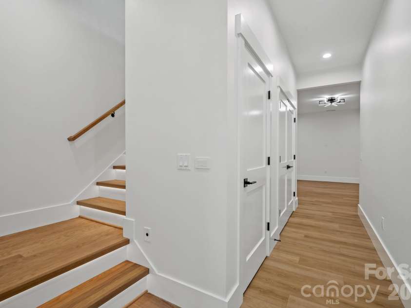 21 Poplar Run Circle, Asheville, NC 28804.  MLS# CAR4434174, YatesRealty ID 57153. 