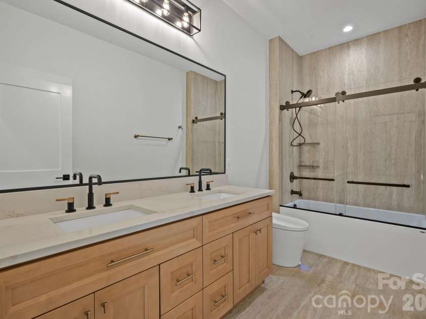 21 Poplar Run Circle, Asheville, NC 28804.  MLS# CAR4434174, YatesRealty ID 57153. 