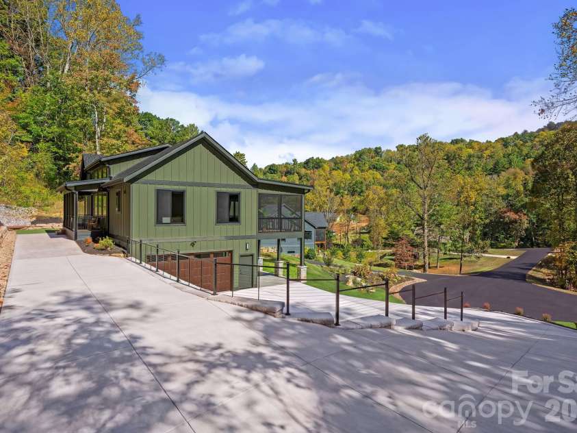 21 Poplar Run Circle, Asheville, NC 28804.  MLS# CAR4434174, YatesRealty ID 57153. 