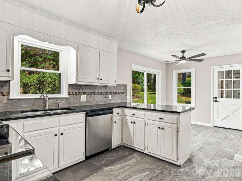 133 Kent Lane, Hendersonville, NC 28739.  MLS# CAR4433472, YatesRealty ID 57156. Kitchen has Granite Counters, Breakfast Bar, and Room for Table