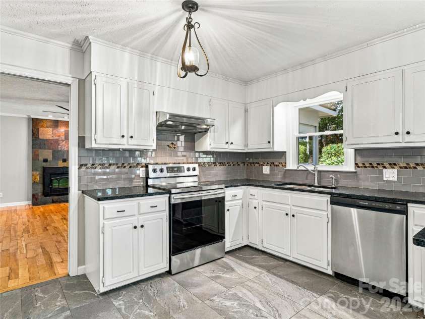 133 Kent Lane, Hendersonville, NC 28739.  MLS# CAR4433472, YatesRealty ID 57156. Kitchen has Tremendous Work Flow Appeal